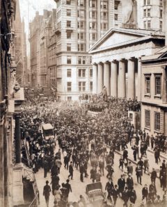 A crowd forms on Wall Street during the 1907 banker panic.